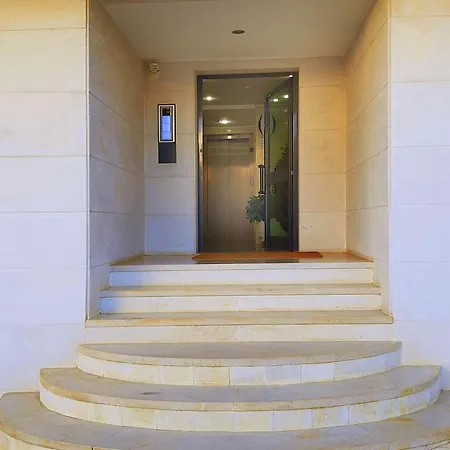 Spacious Well Equipped Location Garage 4 Pessoas Apartman